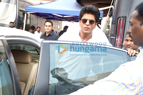 shah rukh khan snapped on the sets of an ad shoot 2