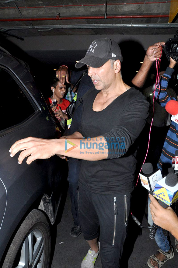 akshay kumar snapped at the mumbai airport 8