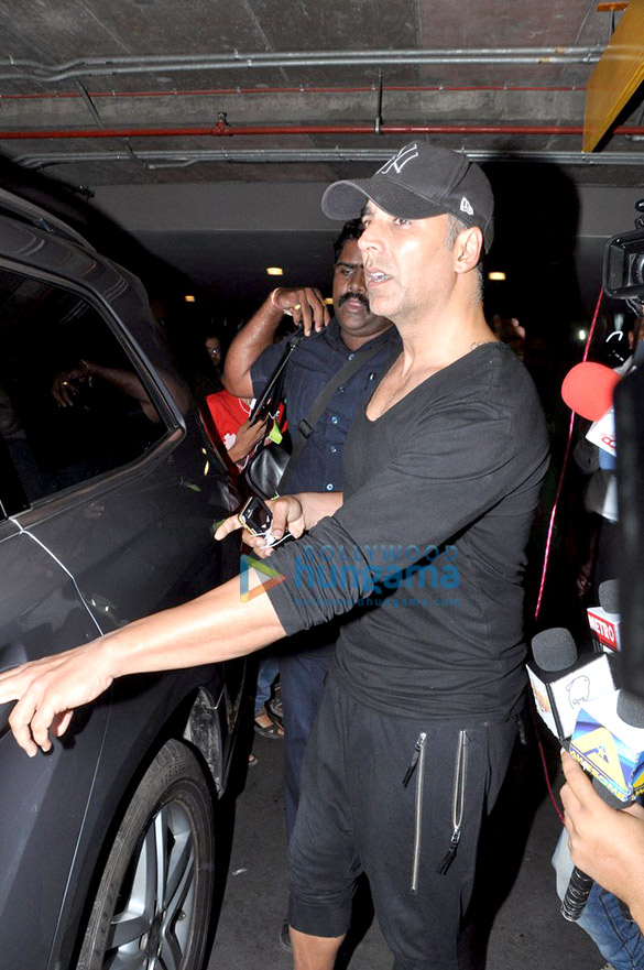 akshay kumar snapped at the mumbai airport 9
