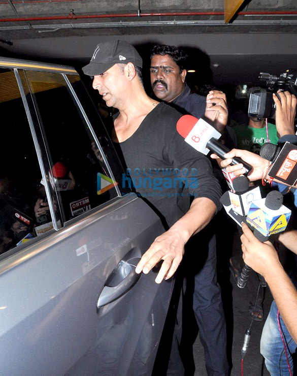 akshay kumar snapped at the mumbai airport 10