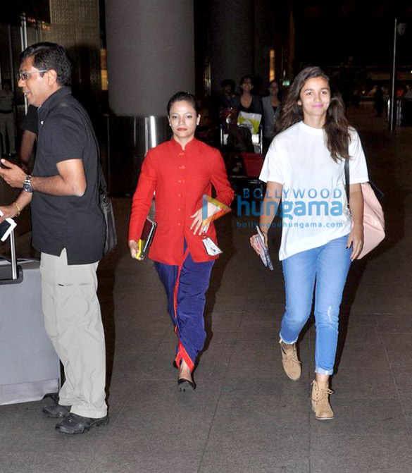alia bhatt gauri shinde snapped returning from singapore 5