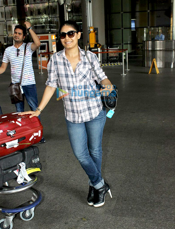 ileana dcruz zareen khan randeep hooda and others snapped at the airport 6