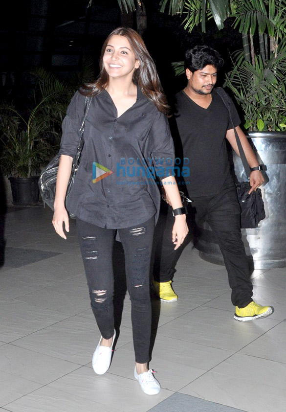 anushka sharma returns after shooting for phillauri in punjab 5