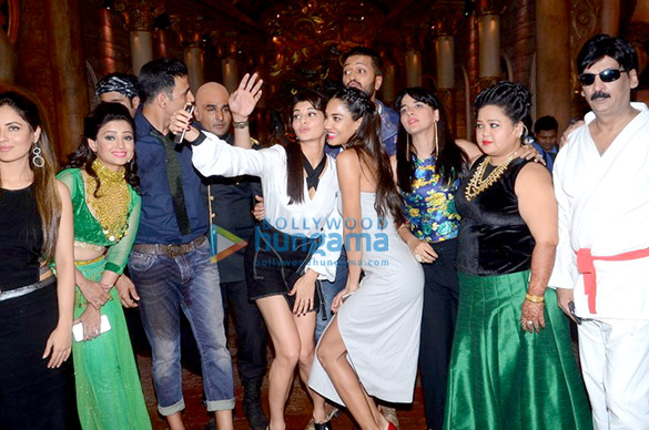 team of housefull 3 on the sets of comedy nights bachao 2