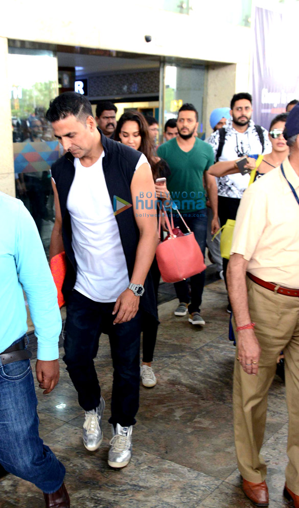 team of housefull 3 snapped at the delhi airport 3