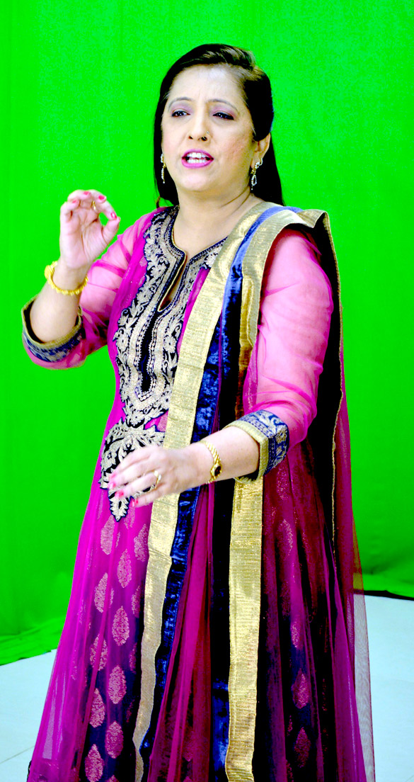 kavita mathrani sings with anup jalota for the album kripa karo bhagwan 9