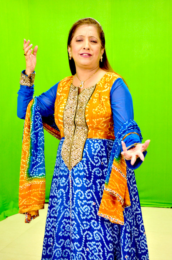 kavita mathrani sings with anup jalota for the album kripa karo bhagwan 6