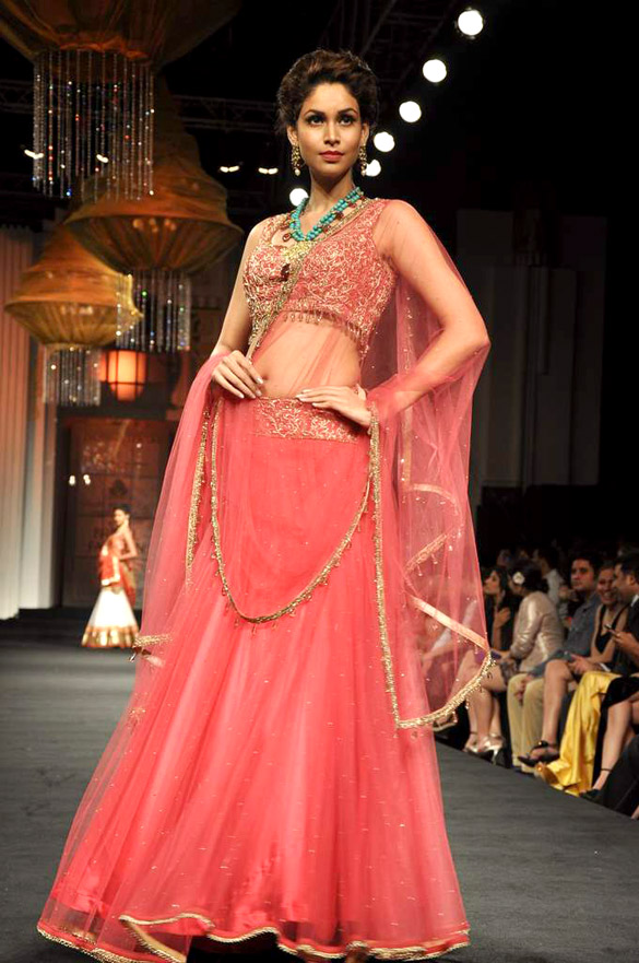 saif sonakshi walk the ramp at aamby valley india bridal fashion week 2012 9
