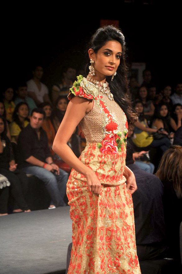 zarine walks the ramp at aamby valley india bridal fashion week 2012 5