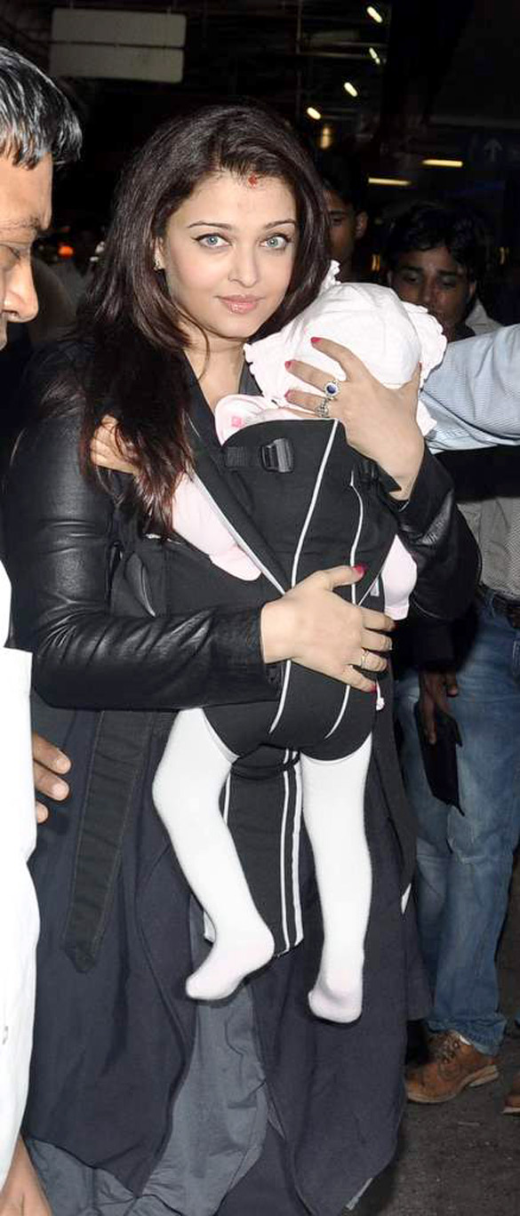 aishwarya rai snapped with aaradhya at the airport 2
