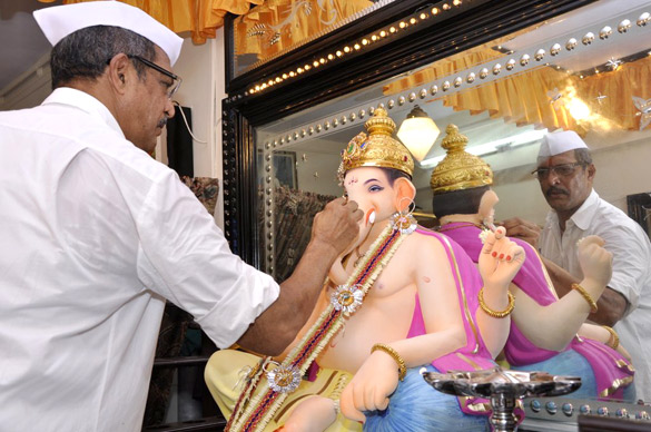 nana patekar celebrates the arrival of lord ganesh 3