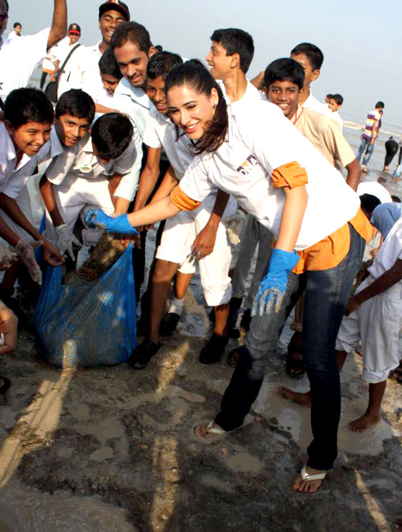 nargis fakhri at dna clean up drive post ganpati visarjan 7
