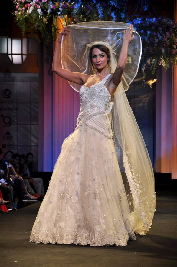 malaika arora walks the ramp at aamby valley india bridal fashion week 2012 4