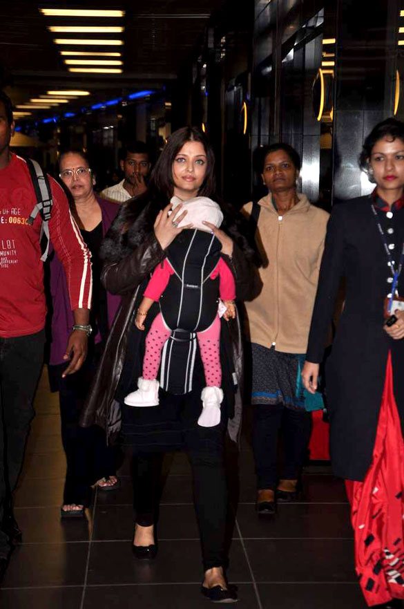 aishwarya rai spotted at the mumbai airport 7