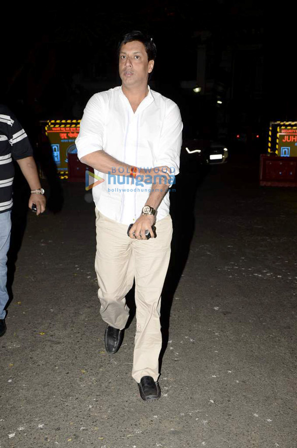 celebs pay visit to yash chopra at lilavati hospital 8