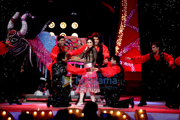 priyanka kareena parineeti perform at peoples choice awards 7