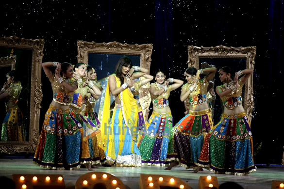 priyanka kareena parineeti perform at peoples choice awards 6