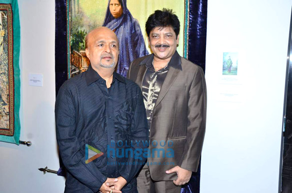 om puri javed akhtar at devangana kumars exhibition 4