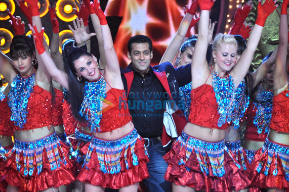 salman khan performs at peoples choice awards 3