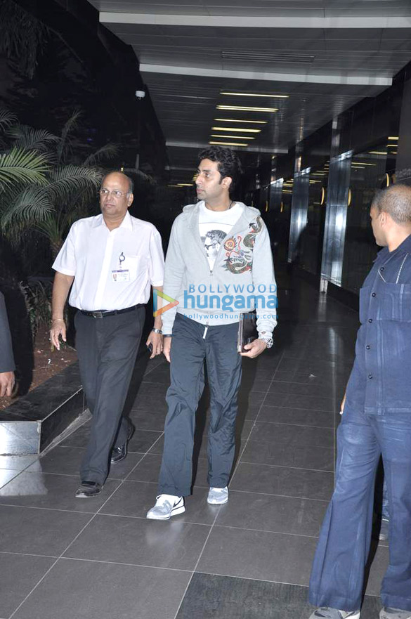 abhishek bachchan clicked at the airport 7