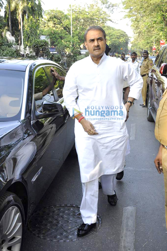 celebs grace balasaheb thackerays funeral 24