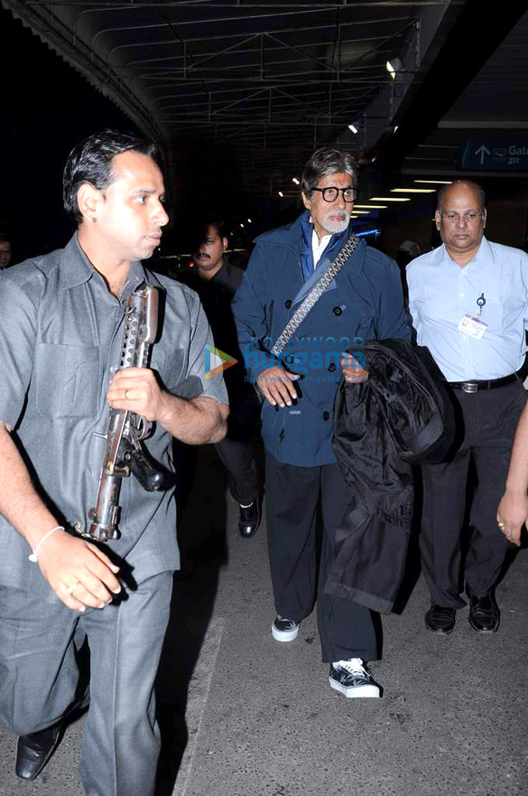 amitabh bachchan snapped at the mumbai airport 6