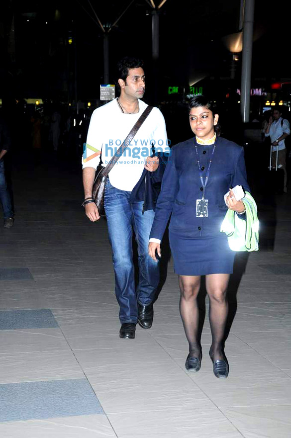 abhishek bachchan spotted at airport 4