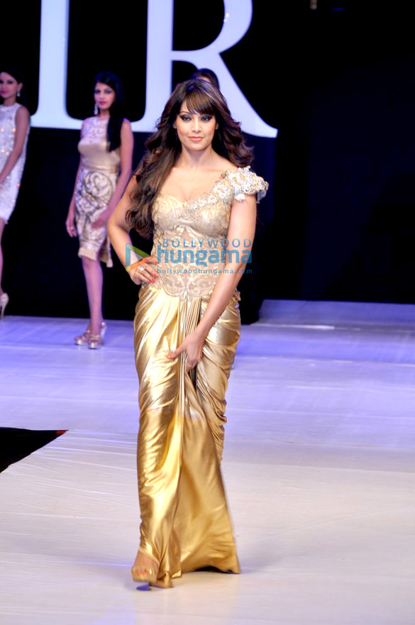 bipasha basu walks for arjun anjalee kapoor at india resort fashion week 2012 6