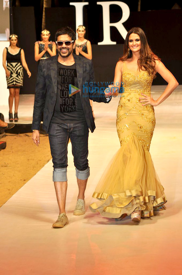 evelyn sharma walks for rocky s at india resort fashion week 2012 3