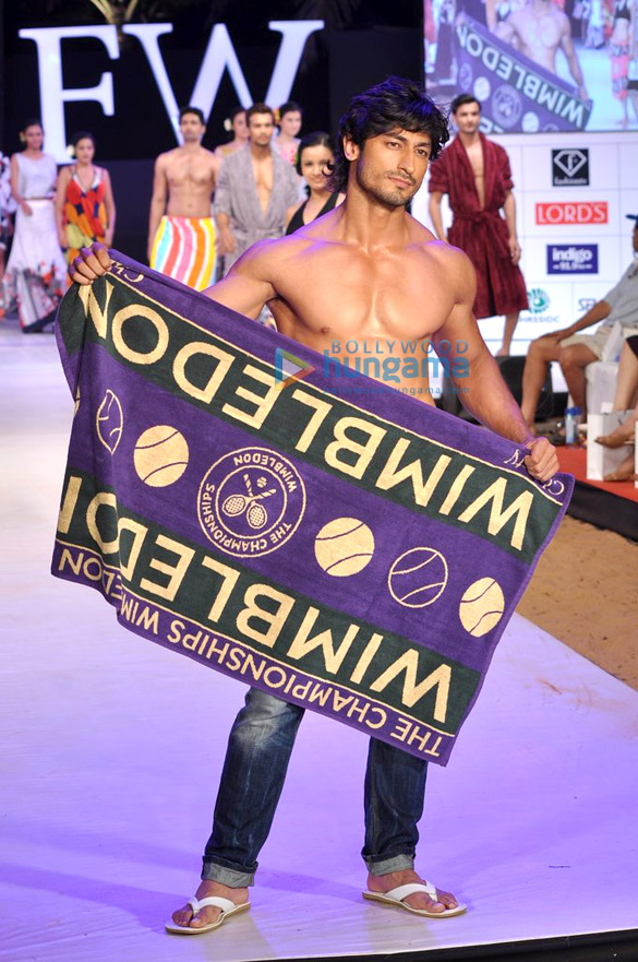 vidyut jamwal walks for welspun at india resort fashion week 2012 5