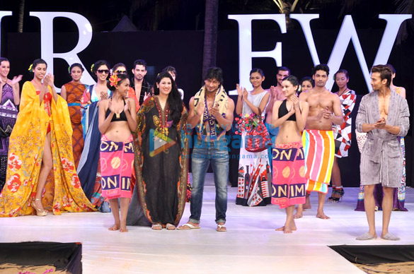 vidyut jamwal walks for welspun at india resort fashion week 2012 2