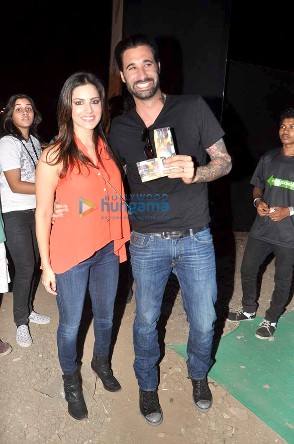 celebs grace gun n roses concert 3