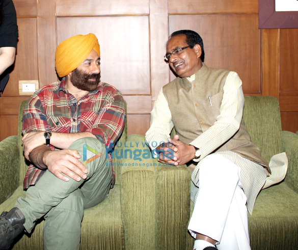 celebs at the mahurat of the film singh saab the great 7