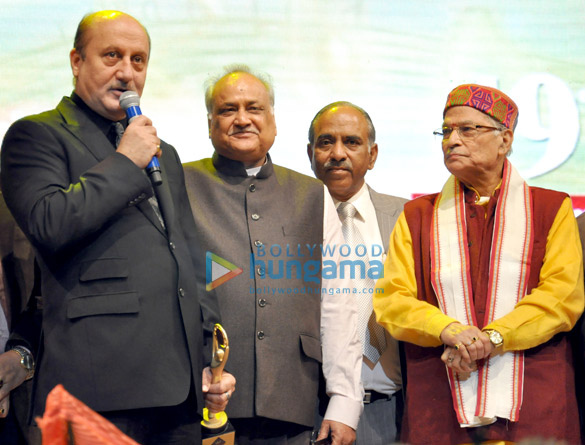 anupam kher honoured at the 19th sur aradhana awards 4
