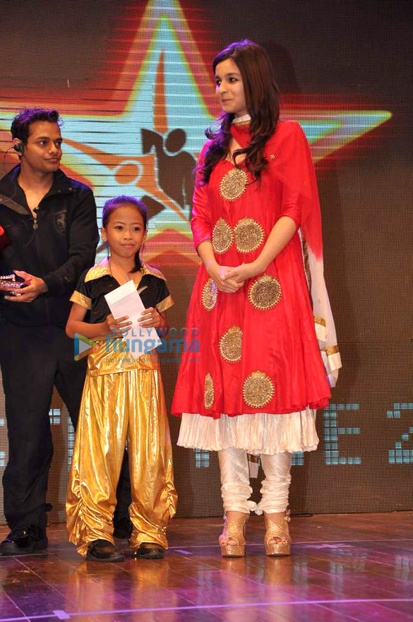 kajol alia bhatt at star dance academy night 2012 4