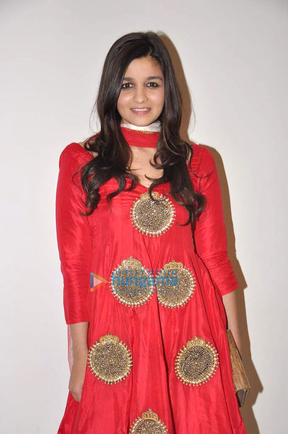 kajol alia bhatt at star dance academy night 2012 23