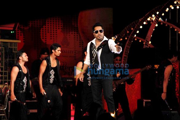 celebs perform at aamby valleys city glitterati 2013 new year bash 13