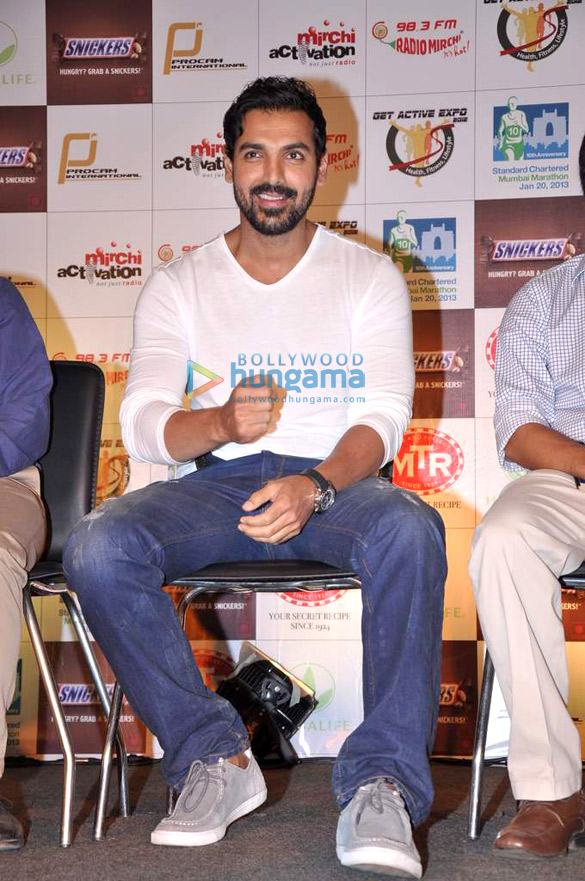 john abraham at standard chartered mumbai marathon expo 5