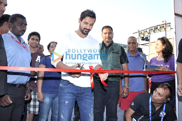 john abraham at standard chartered mumbai marathon expo 3