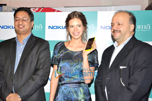 kalki koechlin unveils nokia lumia 820 920 mobile 2