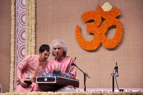 juhi chawla at pt shivkumar sharma zakir hussains concert 3