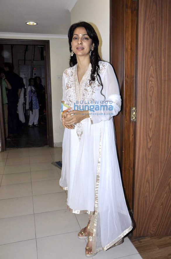 juhi chawla at pt shivkumar sharma zakir hussains concert 5