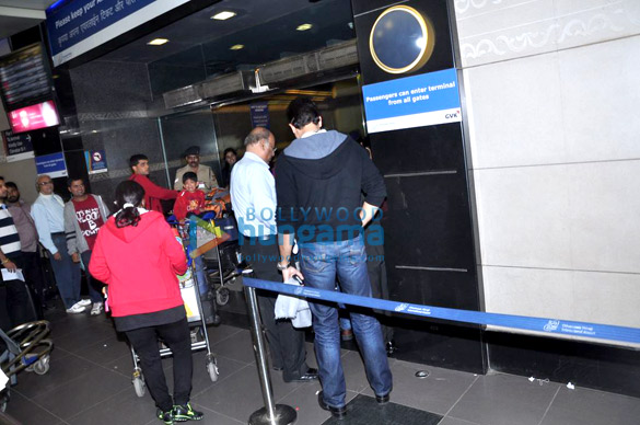 abhishek snapped at the airport 4