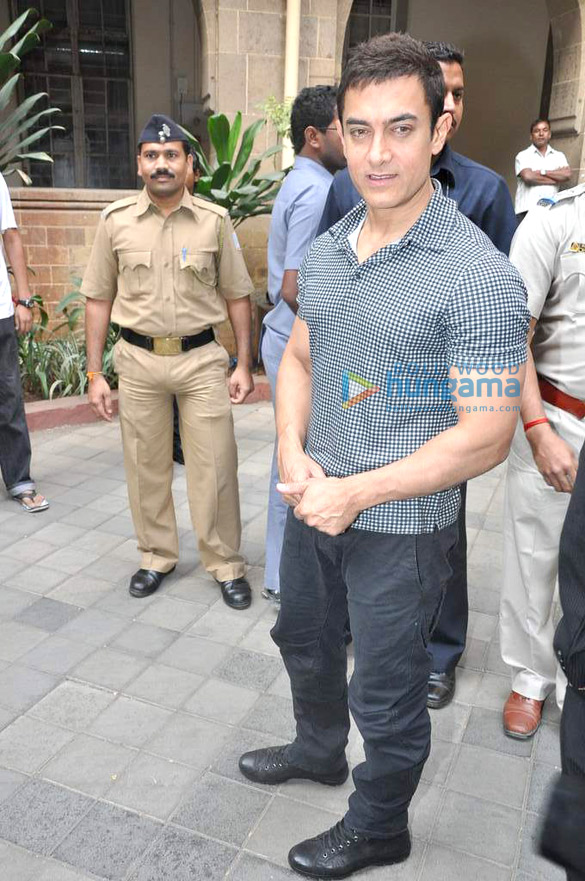 aamir khan visits kem hospital 2