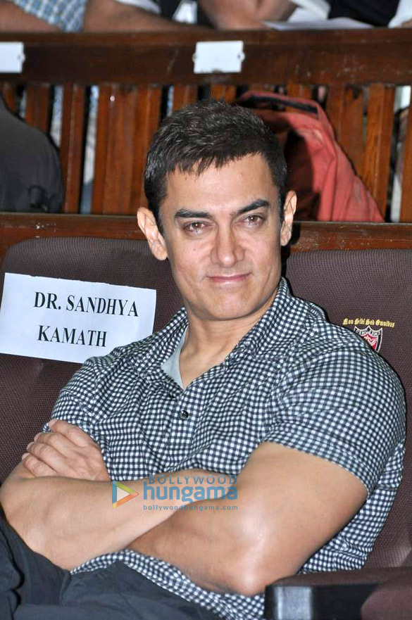 aamir khan visits kem hospital 4