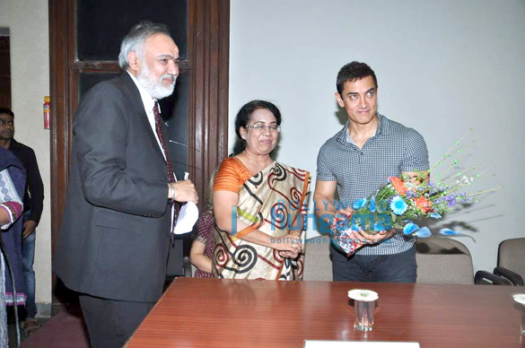 aamir khan visits kem hospital 7