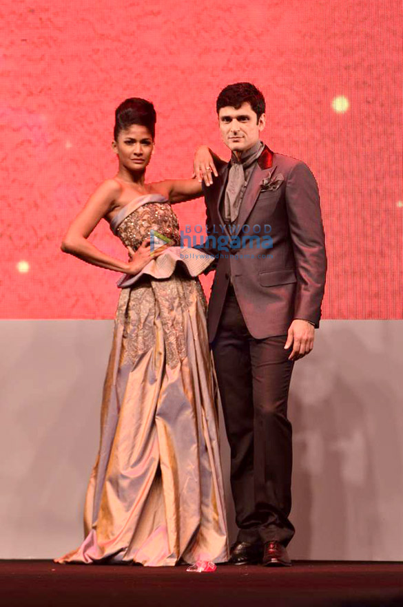 niketan madhok vidya malvade at narendra kumars fashion show for jaguar 4