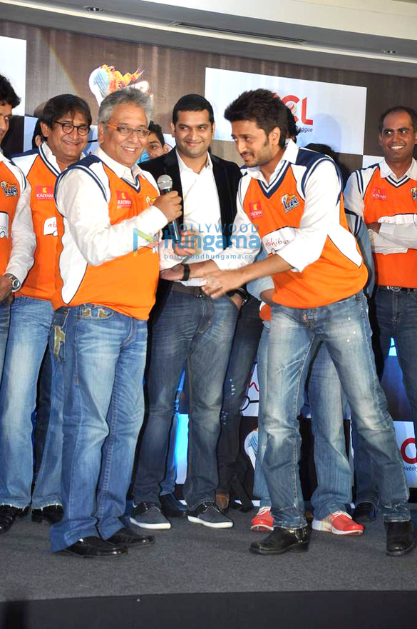 riteish and genelia unveil the jersey of their ccl team veer marathi 3