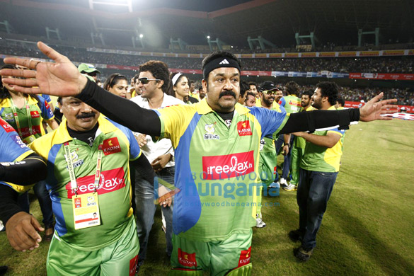 salman khan at mumbai heroes vs kerala strikers match 11