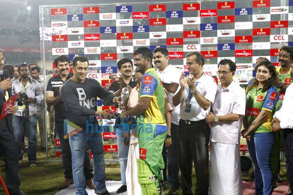 salman khan at mumbai heroes vs kerala strikers match 2